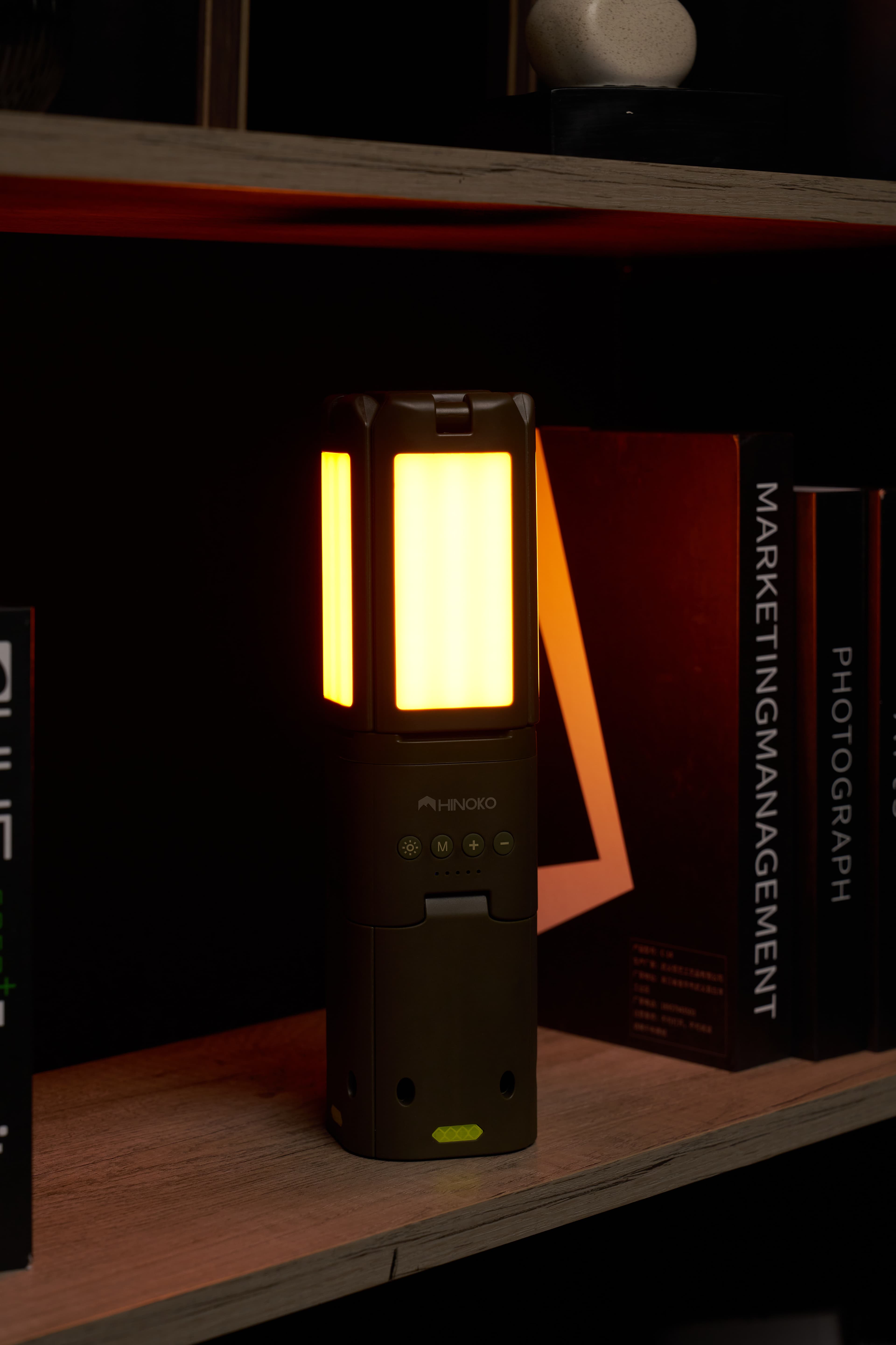 Hinoko — тёплый свет на полке